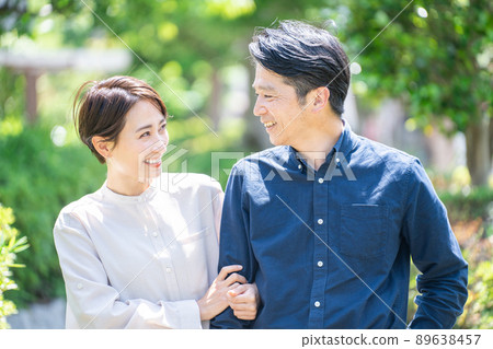 Smiley middle couple (couple, outdoor, fresh green) 89638457