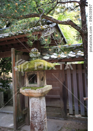 日本風景,木門瓦頂,松前石燈籠,石燈籠頂苔蘚 日本風景,木門瓦頂,松前石燈籠,石燈籠頂苔蘚 89638997