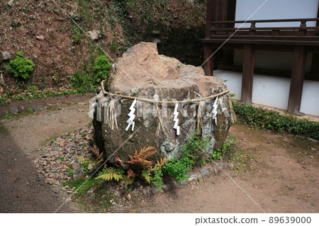 京都宇治上神社的石輪和血統的大石頭,日本風格 京都宇治上神社的石輪和血統的大石頭,日本風格 89639000
