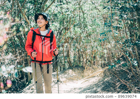 登山徒步旅行的女人 89639074