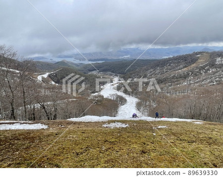 The slopes of Nekoma Ski Resort in Urabandai, Fukushima Prefecture, during Golden Week in May 2022 89639330