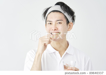 Male toothpaste white background 89640337