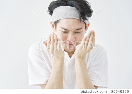 男性洗臉白色背景 89640339