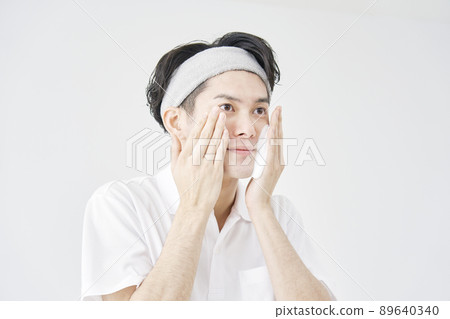 男性洗臉白色背景 89640340