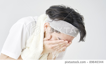 男性洗臉白色背景 89640344