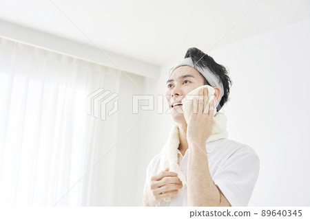 男人用毛巾擦臉 89640345