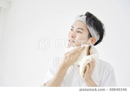 男人用毛巾擦臉 89640346