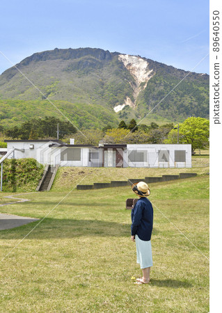 春天與女性在北海道函館市伊山岬拍攝伊山岬燈塔公園的風景 春天與女性在北海道函館市伊山岬拍攝伊山岬燈塔公園的風景 89640550