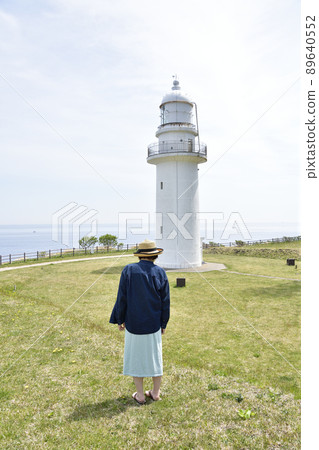 春天與女性在北海道函館市伊山岬拍攝伊山岬燈塔公園的風景 春天與女性在北海道函館市伊山岬拍攝伊山岬燈塔公園的風景 89640552