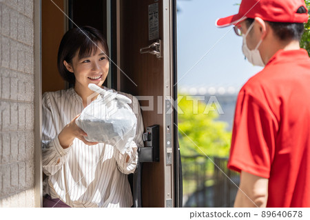 Woman receiving delivery, delivery staff receiving Woman receiving delivery, delivery staff receiving 89640678
