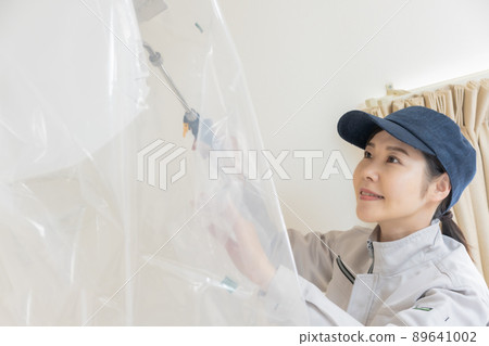 清潔空調的女職員 89641002