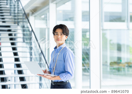 辦公室年輕男性系統工程師 辦公室年輕男性系統工程師 89641070