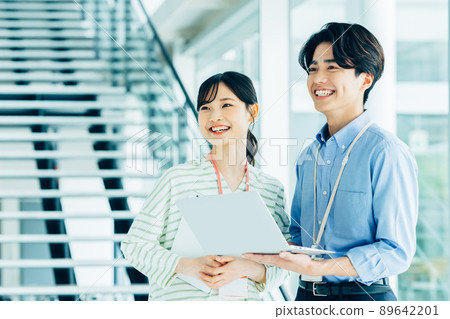 辦公室裡的年輕男女工程師 辦公室裡的年輕男女工程師 89642201