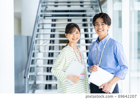 辦公室裡的年輕男女工程師 89642207