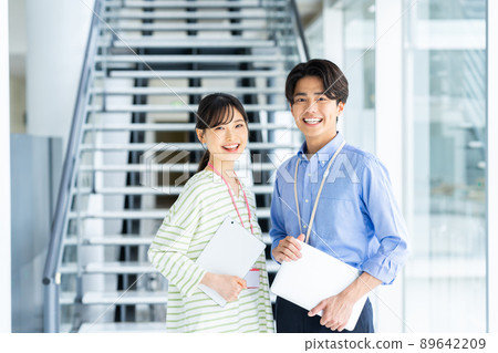 辦公室裡的年輕男女工程師 89642209