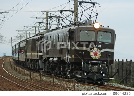 Shin-Etsu Main Line Kakizaki-Yoneyama JR East EF58-61 + EF64-1001 + Old Customer Niigata Station 100th Anniversary 89644225