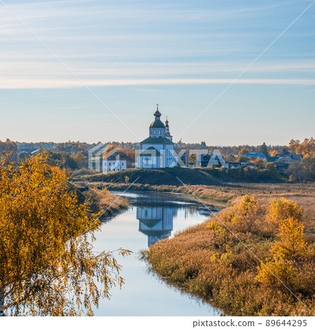 The ancient town of Suzdal in the evening. 89644295