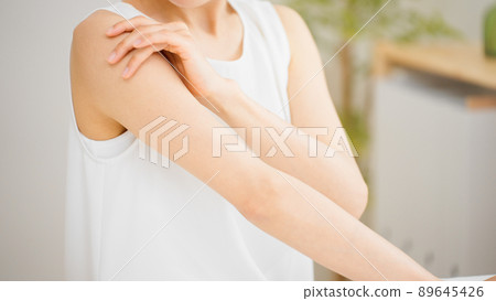 Beauty image of a young woman massaging her upper arm 89645426