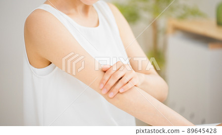Beauty image of a young woman massaging her upper arm 89645428