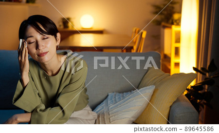 卸妝的年輕女子 89645586