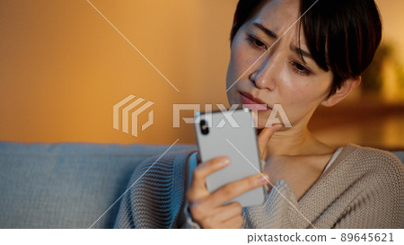 操作智能手機的一個少婦 89645621