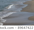 浪潮在沙灘上擊敗 89647422