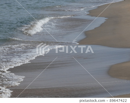 浪潮在沙灘上擊敗 浪潮在沙灘上擊敗 89647422