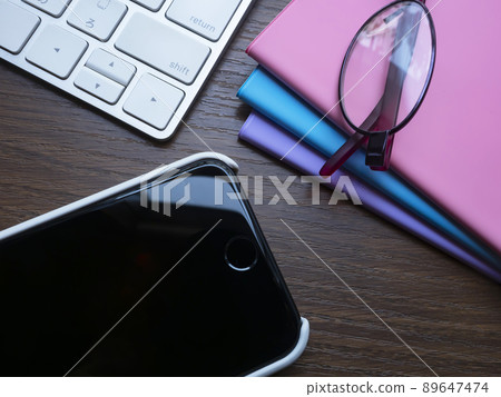 筆記本、電腦、眼鏡、智能手機的商業形象（女性） 89647474