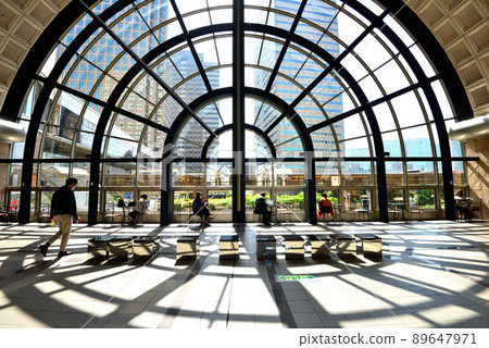 Tennozu Building where the afternoon sun shines in and the shadow of the circle window is reflected Tennozu Building where the afternoon sun shines in and the shadow of the circle window is reflected 89647971