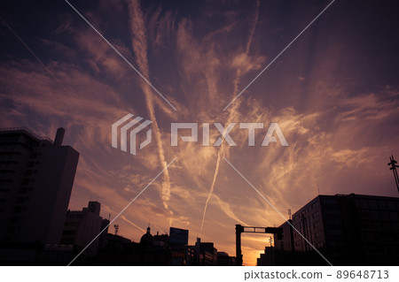 Fukuoka sky at dusk (airport is near, multiple contrails occur) 89648713