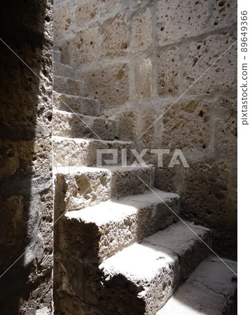 【秘魯】通往聖卡塔利娜修道院(阿雷基帕)庭院的白色石梯 【秘魯】通往聖卡塔利娜修道院(阿雷基帕)庭院的白色石梯 89649366