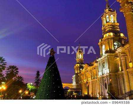 [Peru] Illuminated Cathedral and Christmas Tree in Plaza de Armas (Arequipa) 89649386