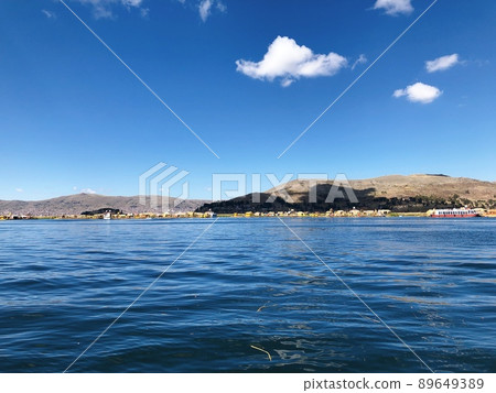 [Peru] View of Lake Titicaca and Uros Island (Puno) 89649389