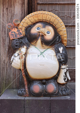 <島根縣>入口前的世界遺產石見銀山貉公仔 89649674