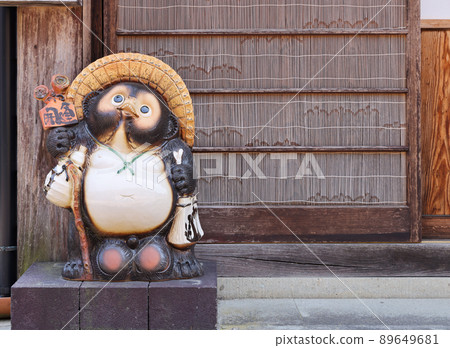 <Shimane Prefecture> World heritage Iwami Ginzan raccoon dog figurine in front of the entrance <Shimane Prefecture> World heritage Iwami Ginzan raccoon dog figurine in front of the entrance 89649681