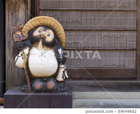 <島根縣>入口前的世界遺產石見銀山貉公仔 89649682