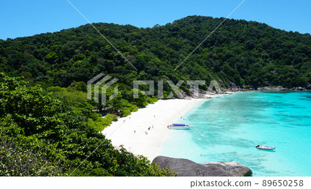 Turquoise water in the bay. View of the island. 89650258