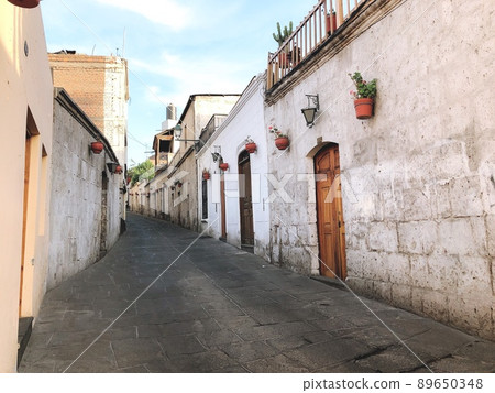 [Peru] Cityscape of San Lasaro district (Arequipa) with white buildings 89650348