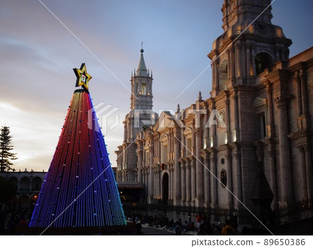 [Peru] Illuminated Cathedral and Christmas Tree in Plaza de Armas (Arequipa) 89650386