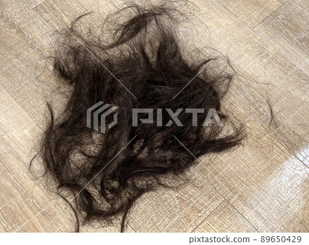 Cut hair scattered on the floor of the floor, hair cut 89650429