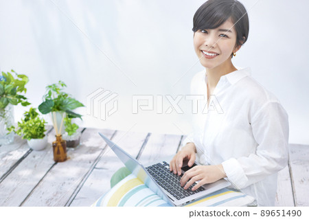 一個女人使用電腦 89651490