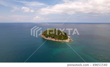 A lonely island stands in the middle of the ocean 89651540