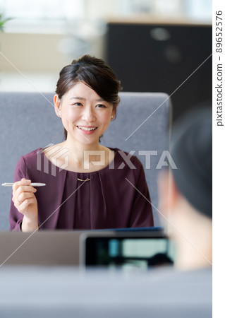 30 多歲的女性、辦公室和企業 89652576