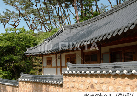 Jingwansa Temple, Korean traditional house in Seoul, Korea Jingwansa Temple, Korean traditional house in Seoul, Korea 89652878