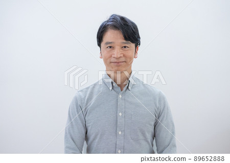 白色背景中年男子 89652888
