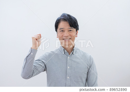 白色背景膽量構成中年男子 89652890