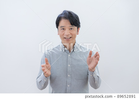 一個在白色背景上張開雙手的中年男子 89652891