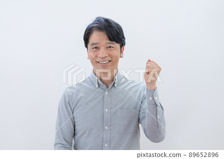 白色背景膽量姿勢的中年人 89652896