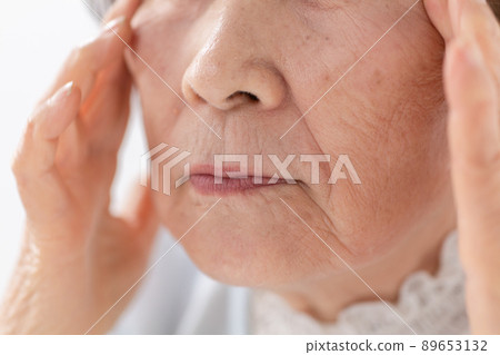 Senior beauty mouth nasolabial fold 89653132