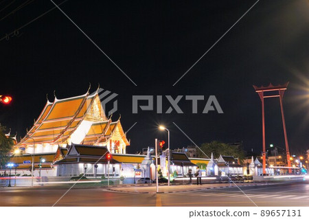 巨大的鞦韆“Giant Swing”和寺廟“Wat Suthat”，泰國曼谷的旅遊勝地 89657131